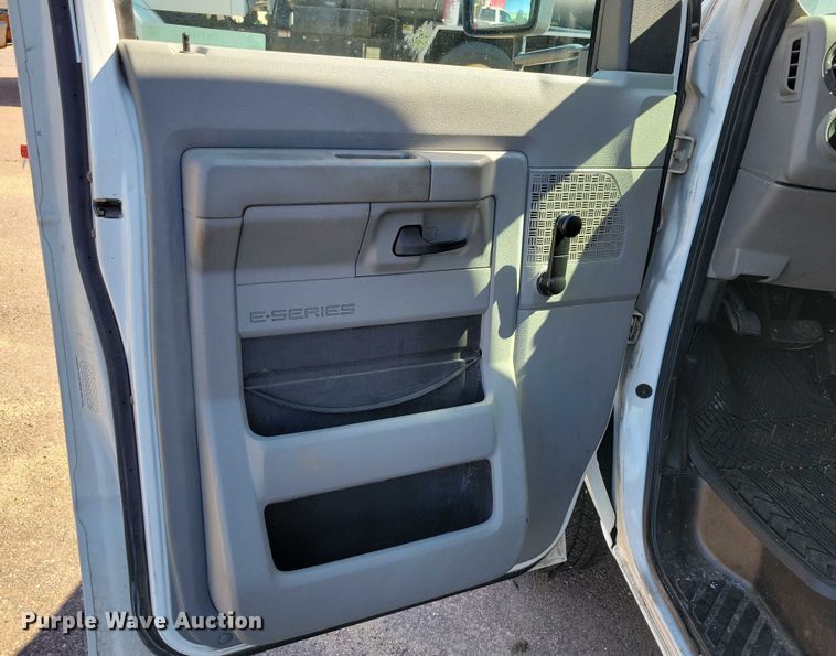 image for item DX7148 2012 Ford E450 shuttle bus