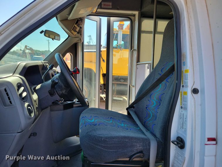 image for item DX7148 2012 Ford E450 shuttle bus