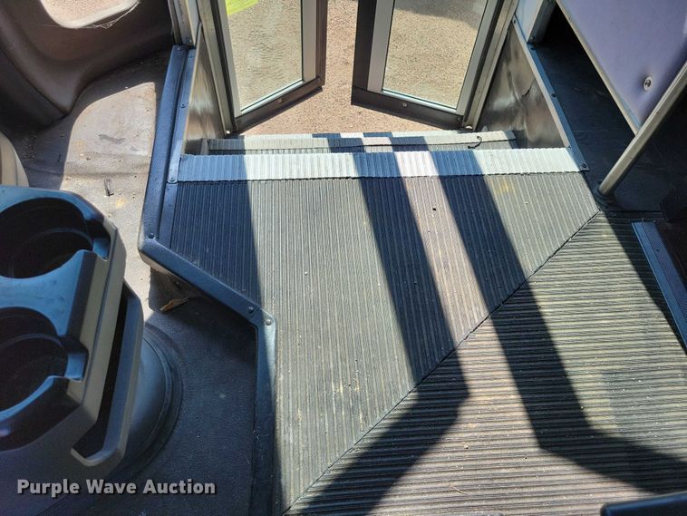 image for item DX7148 2012 Ford E450 shuttle bus