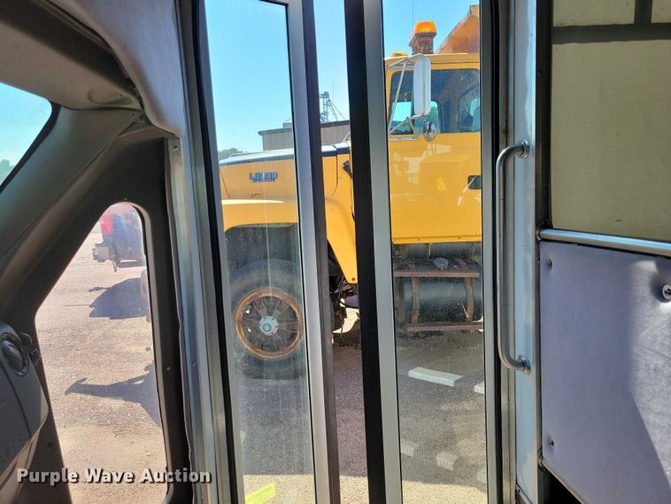 image for item DX7148 2012 Ford E450 shuttle bus