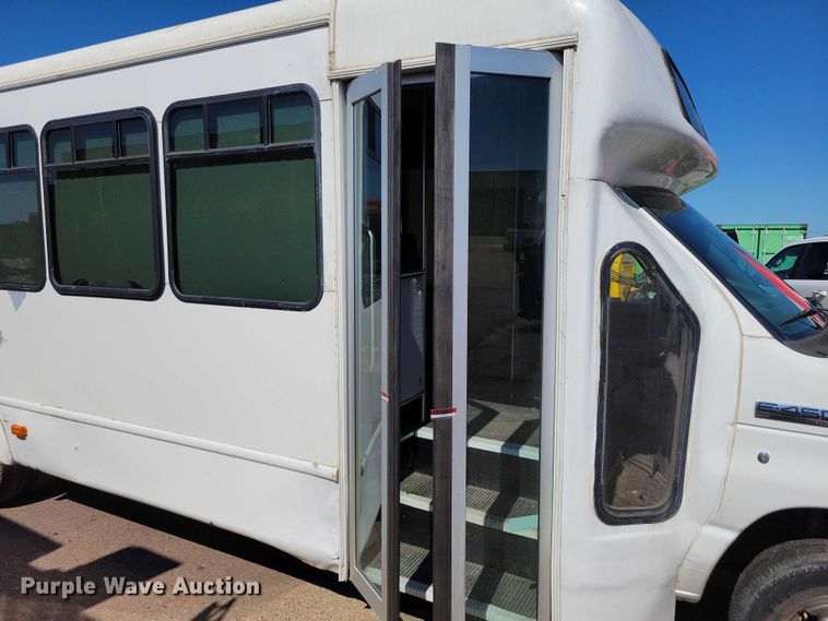 image for item DX7148 2012 Ford E450 shuttle bus
