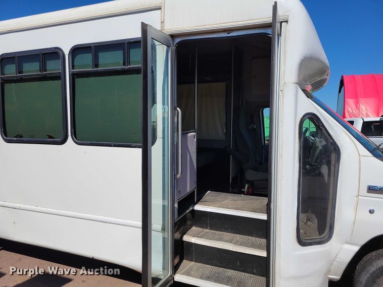 image for item DX7148 2012 Ford E450 shuttle bus