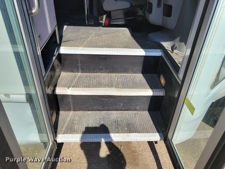 image for item DX7148 2012 Ford E450 shuttle bus