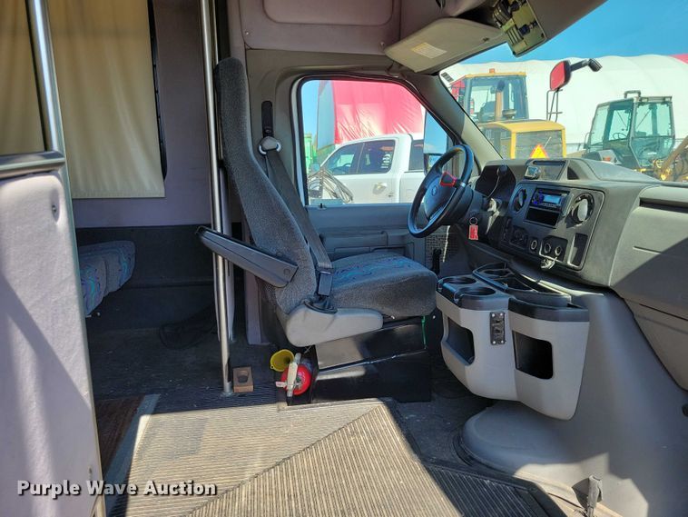 image for item DX7148 2012 Ford E450 shuttle bus