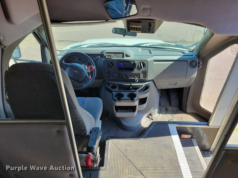 image for item DX7148 2012 Ford E450 shuttle bus