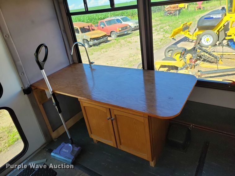 image for item DX7148 2012 Ford E450 shuttle bus