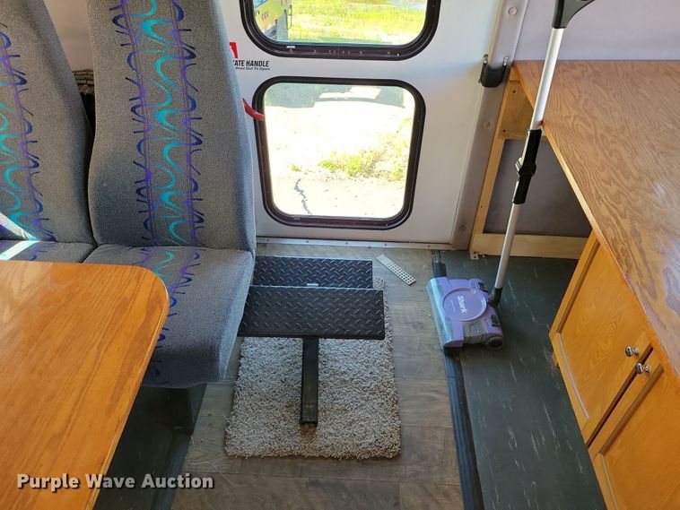 image for item DX7148 2012 Ford E450 shuttle bus