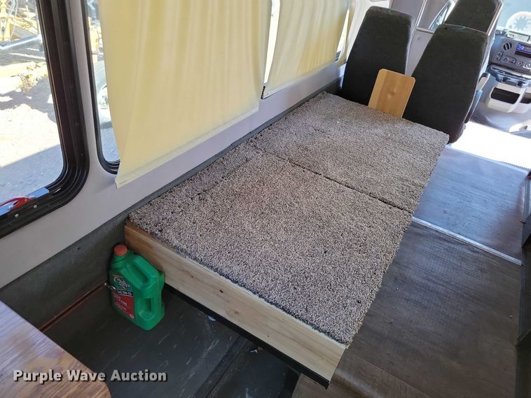 image for item DX7148 2012 Ford E450 shuttle bus