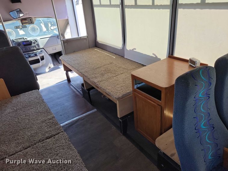 image for item DX7148 2012 Ford E450 shuttle bus