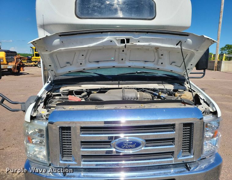 image for item DX7148 2012 Ford E450 shuttle bus