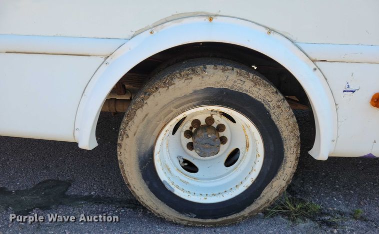 image for item DX7148 2012 Ford E450 shuttle bus