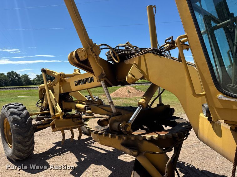 image for item DY0251 1996 Champion 720A motor grader