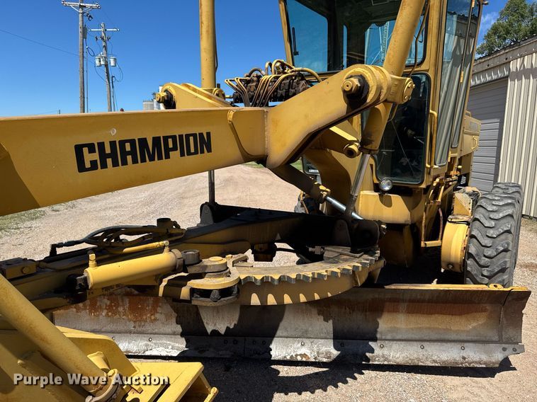 image for item DY0251 1996 Champion 720A motor grader
