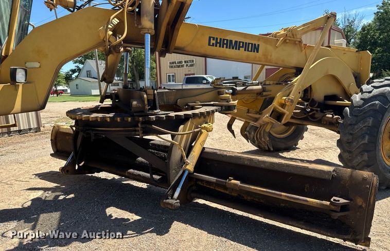 image for item DY0251 1996 Champion 720A motor grader