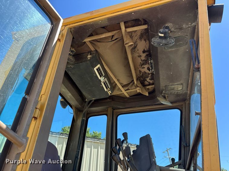 image for item DY0251 1996 Champion 720A motor grader