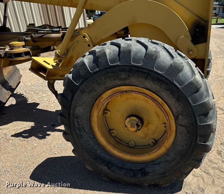 image for item DY0251 1996 Champion 720A motor grader