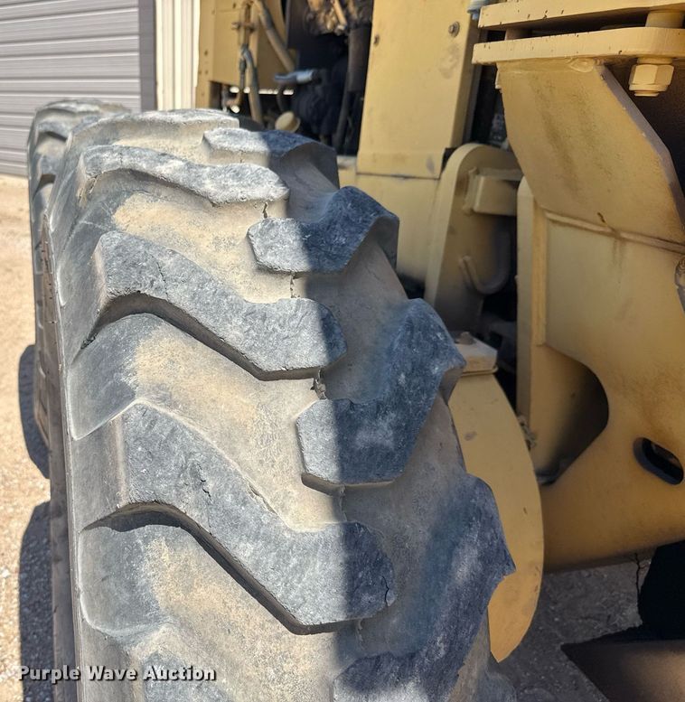 image for item DY0251 1996 Champion 720A motor grader