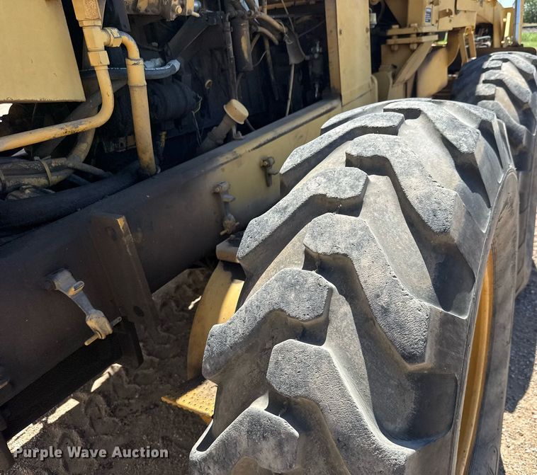 image for item DY0251 1996 Champion 720A motor grader