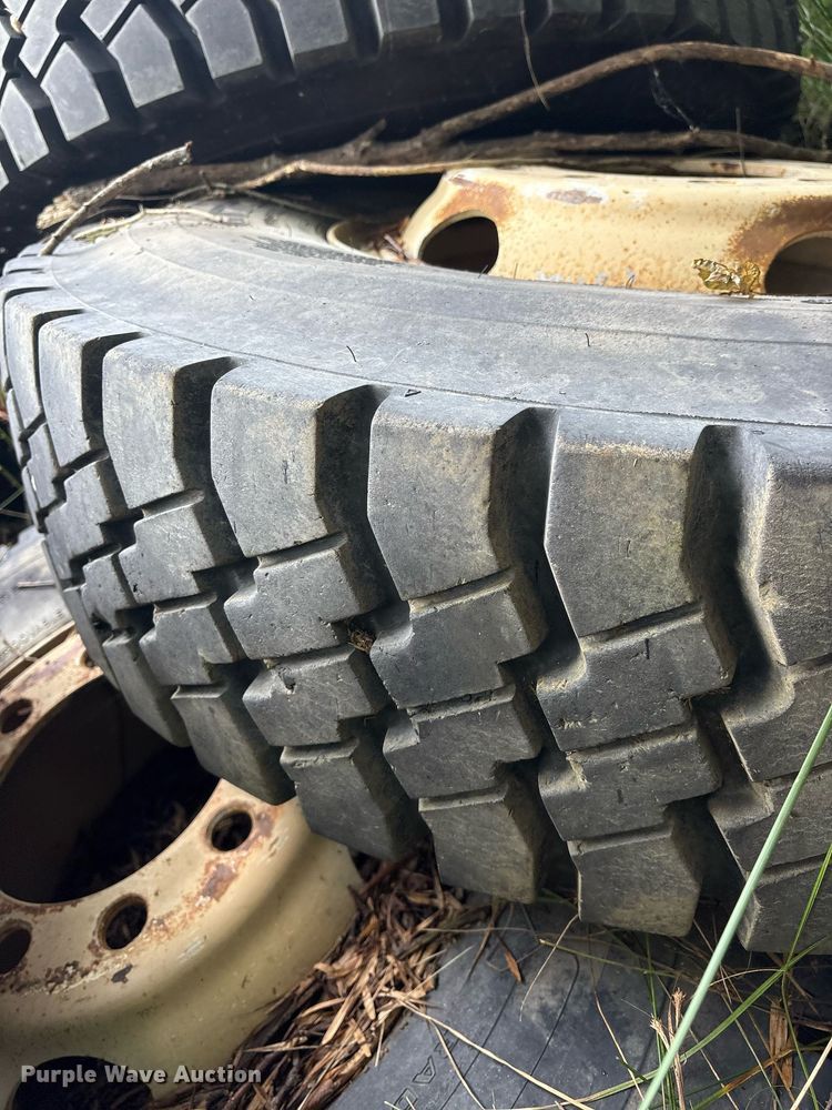 image for item DY0748 (8) 11.00R20 tires 