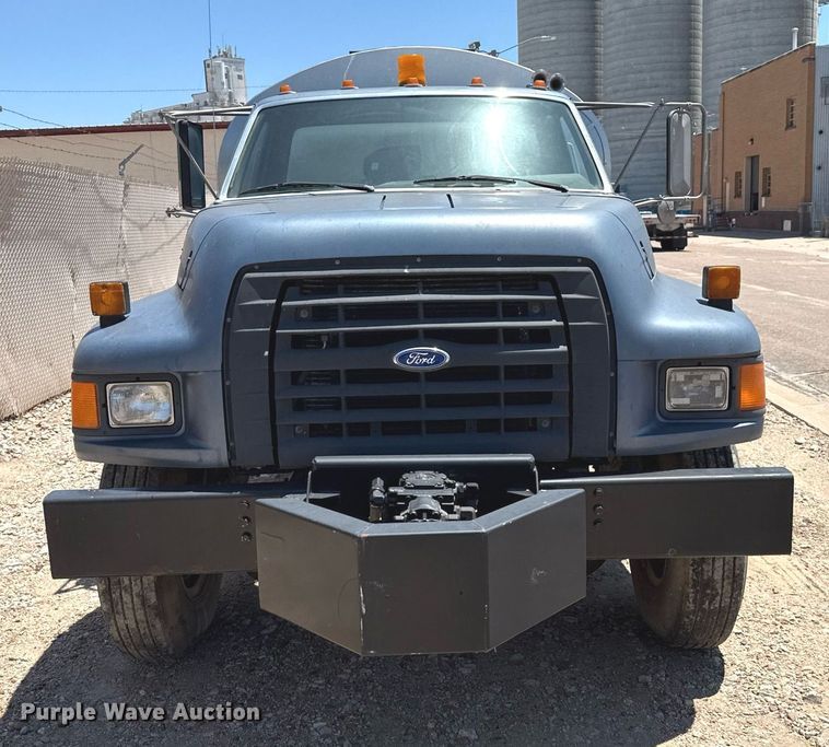 image for item DZ8652 1995 Ford F800 oil distributor truck