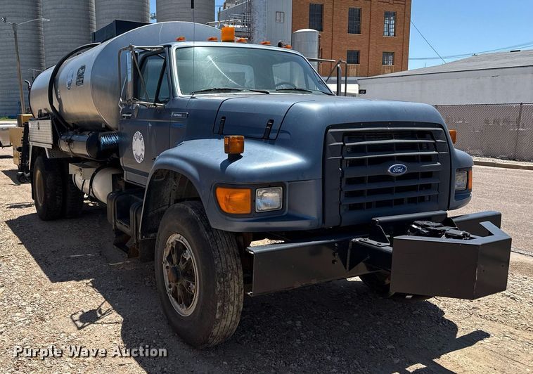 image for item DZ8652 1995 Ford F800 oil distributor truck