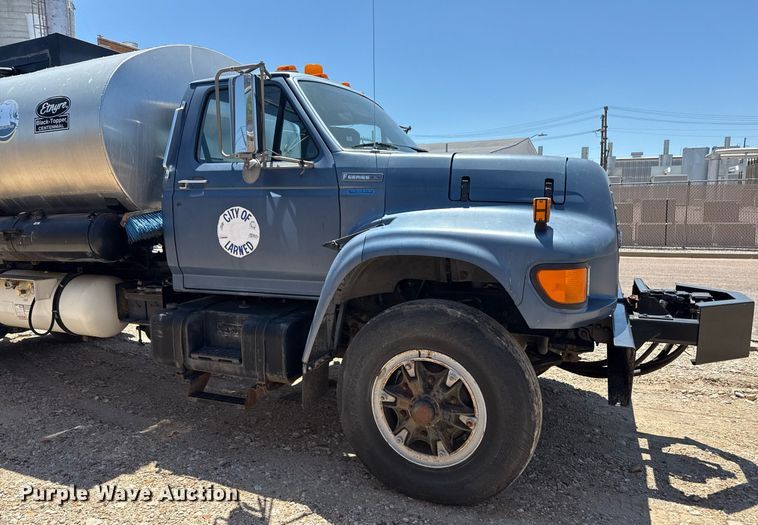 image for item DZ8652 1995 Ford F800 oil distributor truck