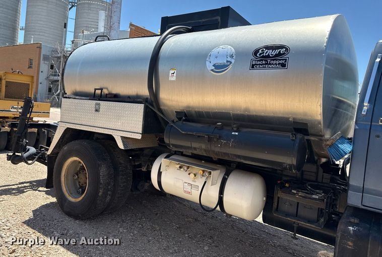 image for item DZ8652 1995 Ford F800 oil distributor truck