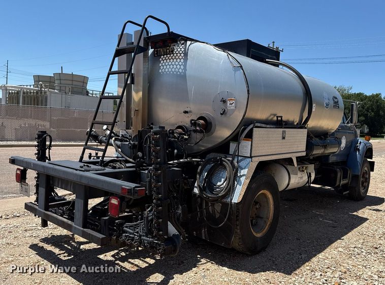 image for item DZ8652 1995 Ford F800 oil distributor truck