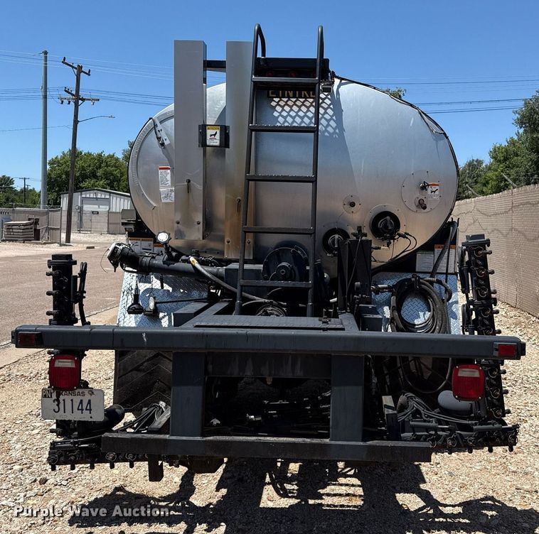 image for item DZ8652 1995 Ford F800 oil distributor truck