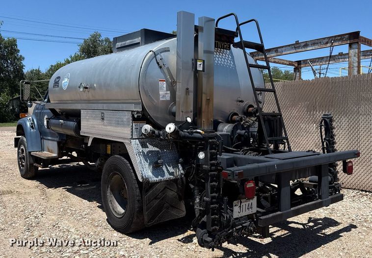 image for item DZ8652 1995 Ford F800 oil distributor truck