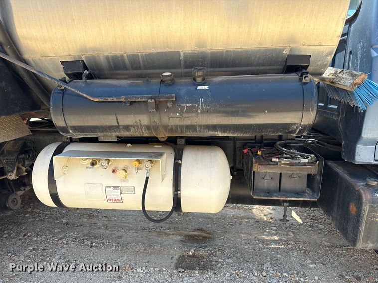 image for item DZ8652 1995 Ford F800 oil distributor truck