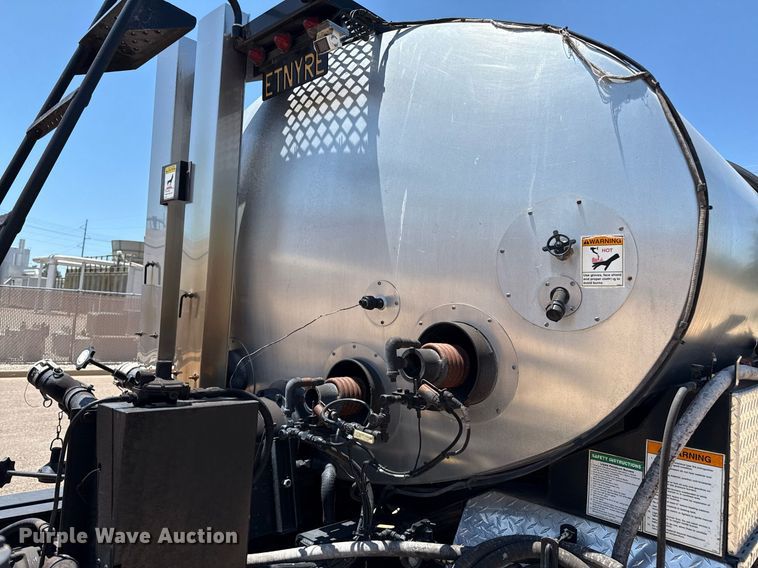 image for item DZ8652 1995 Ford F800 oil distributor truck