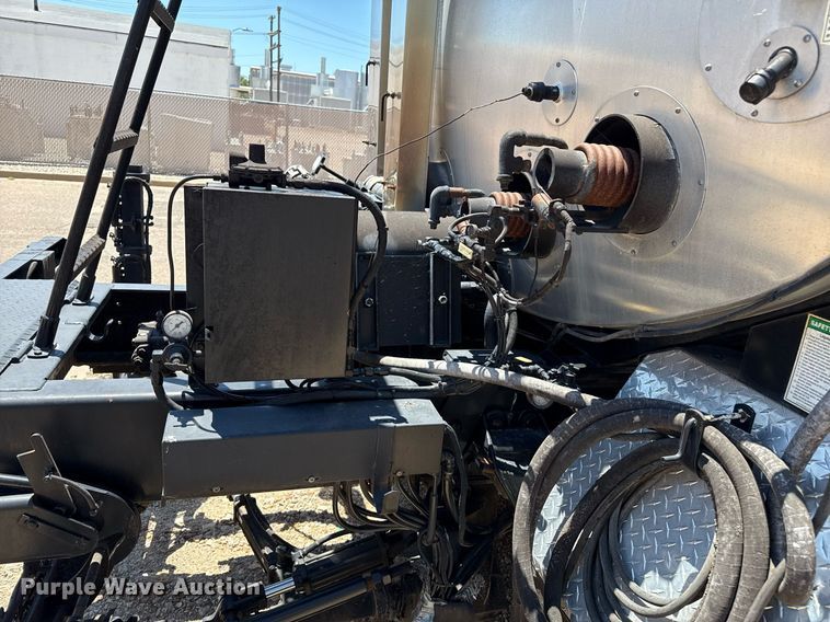 image for item DZ8652 1995 Ford F800 oil distributor truck