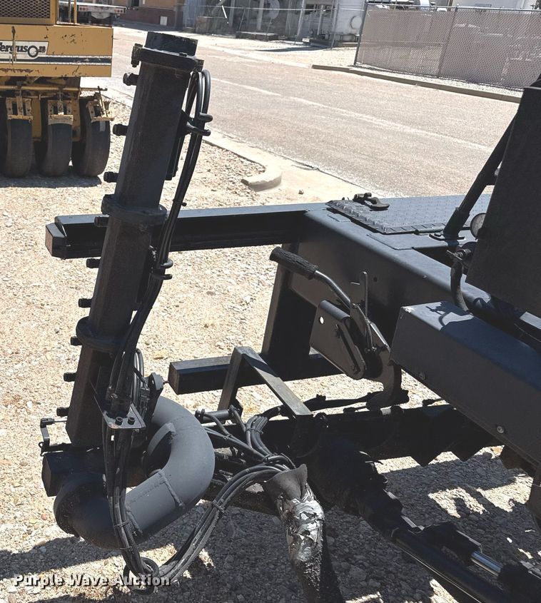 image for item DZ8652 1995 Ford F800 oil distributor truck