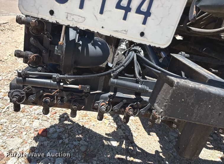 image for item DZ8652 1995 Ford F800 oil distributor truck