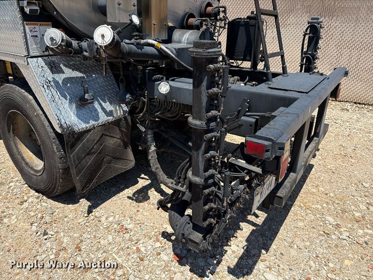 image for item DZ8652 1995 Ford F800 oil distributor truck