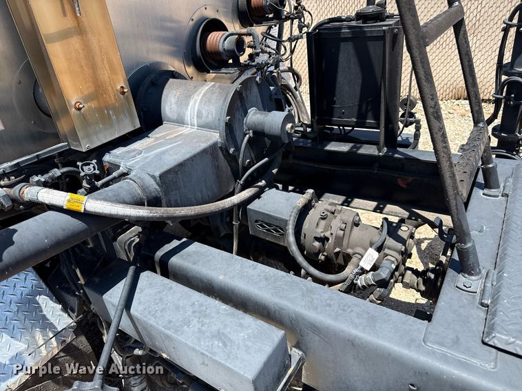 image for item DZ8652 1995 Ford F800 oil distributor truck