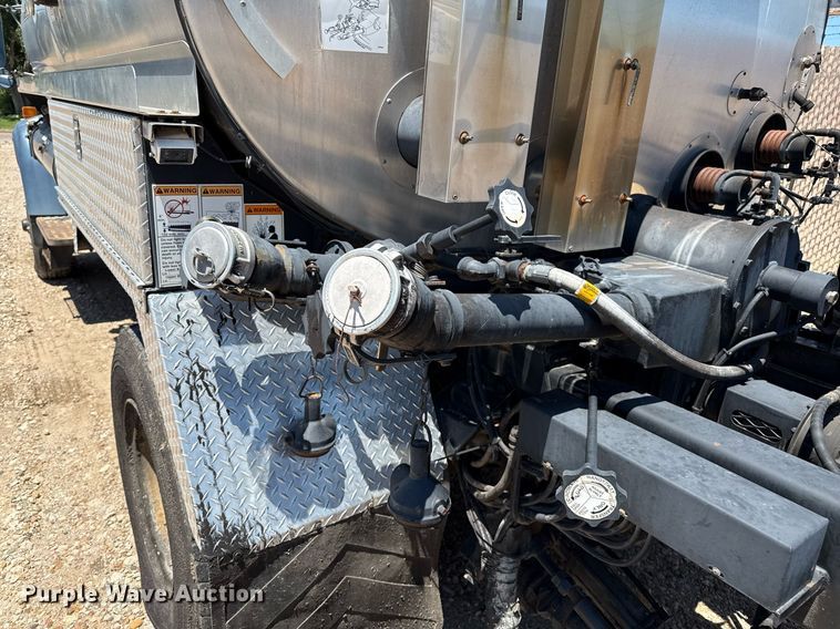 image for item DZ8652 1995 Ford F800 oil distributor truck