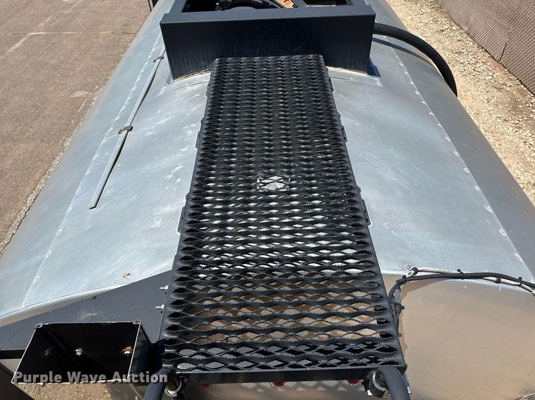 image for item DZ8652 1995 Ford F800 oil distributor truck