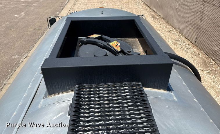 image for item DZ8652 1995 Ford F800 oil distributor truck