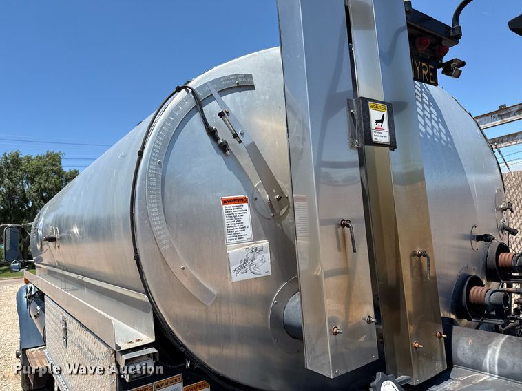 image for item DZ8652 1995 Ford F800 oil distributor truck