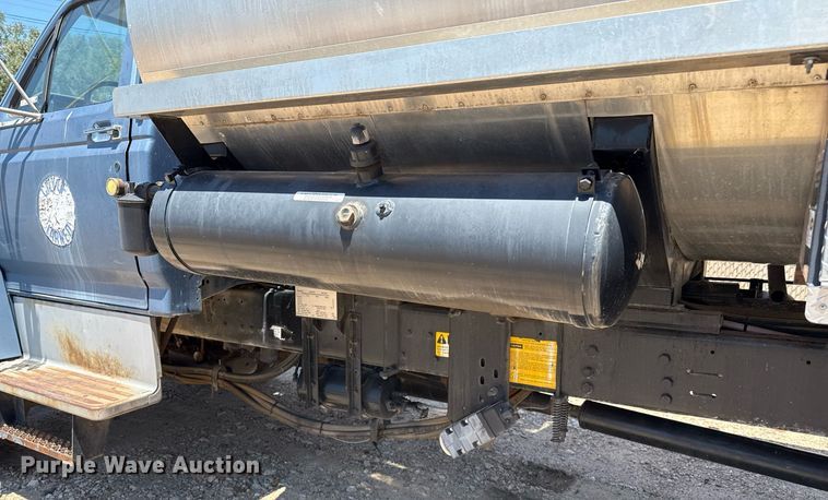 image for item DZ8652 1995 Ford F800 oil distributor truck