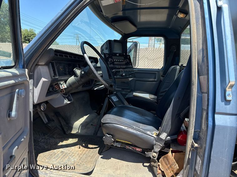 image for item DZ8652 1995 Ford F800 oil distributor truck