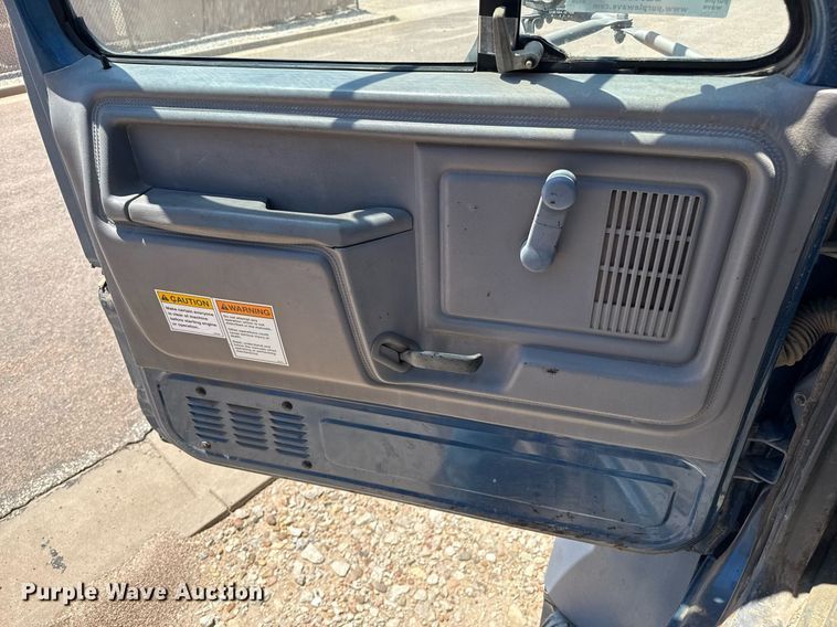 image for item DZ8652 1995 Ford F800 oil distributor truck