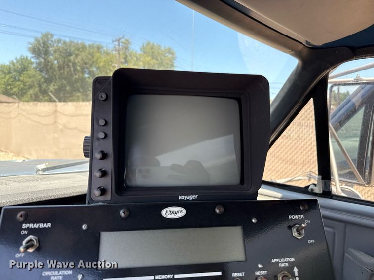 image for item DZ8652 1995 Ford F800 oil distributor truck