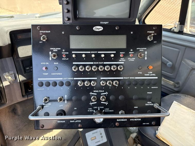 image for item DZ8652 1995 Ford F800 oil distributor truck