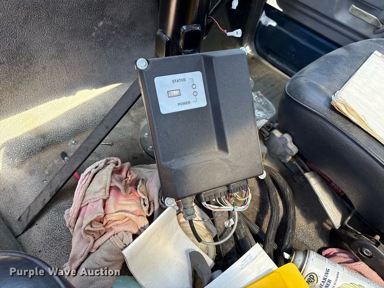 image for item DZ8652 1995 Ford F800 oil distributor truck