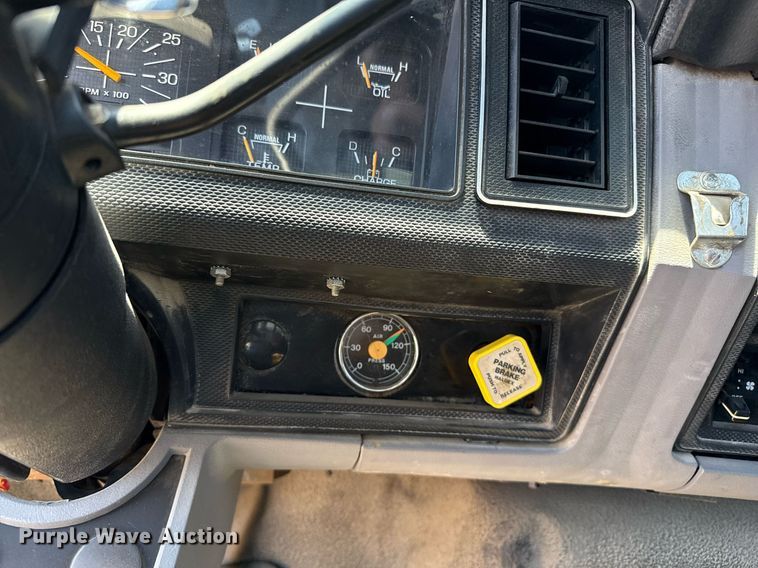 image for item DZ8652 1995 Ford F800 oil distributor truck