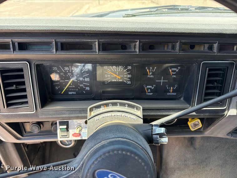 image for item DZ8652 1995 Ford F800 oil distributor truck