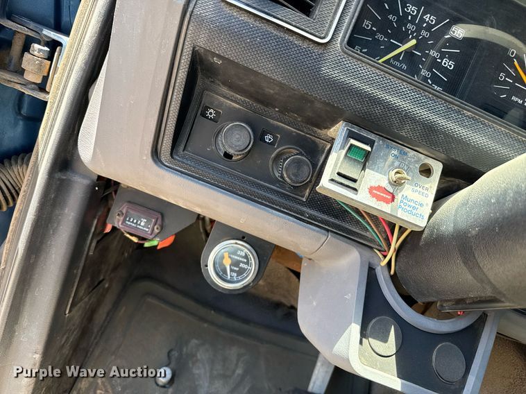 image for item DZ8652 1995 Ford F800 oil distributor truck